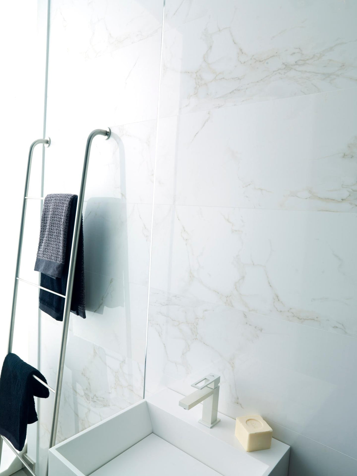 Porcelanosa Yer Karosu Marmol Carrara Blanco Parlak  43,5 x 43,5 cm — Porcelanosa seri görseli