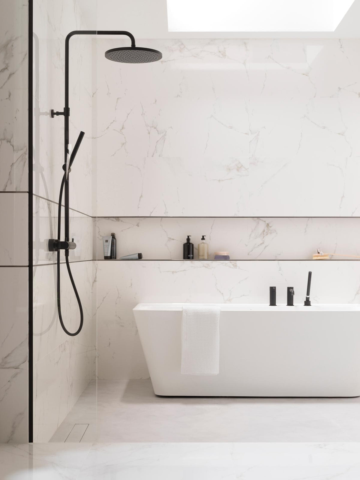 Porcelanosa Yer Karosu Marmol Carrara Blanco Parlak  43,5 x 43,5 cm — Porcelanosa seri görseli